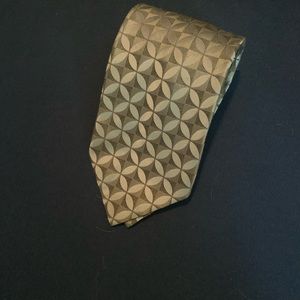 Exquisite 100% silk tie.